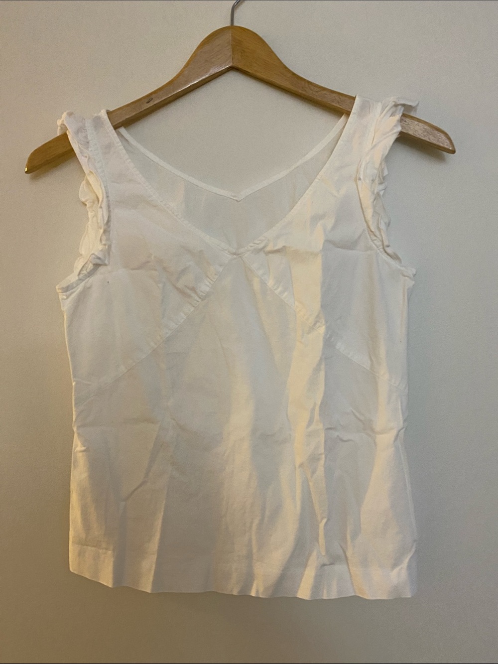 🎀3 for $19 ✨ Women's White V-Neck Sleeveless Blouse